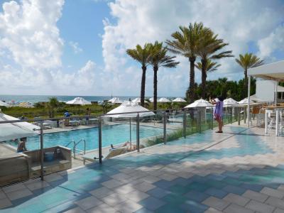 プールガーデンの向こう側にマイアミビーチが見える。