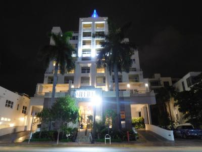 ホテルはサウスビーチの一等地、アールデコ地域にある。