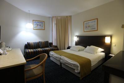 シンプルな客室。小さなバルコニーが各部屋にありました。