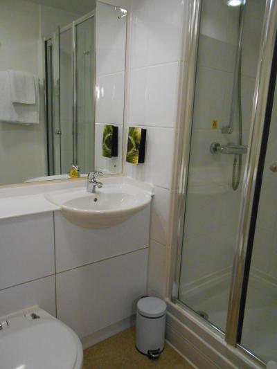 コンパクトですが、流し台の上に何か置くスペースは十分です