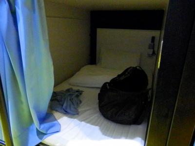 相部屋はこのようにカプセル風２段ベッド。カーテンで仕切れます