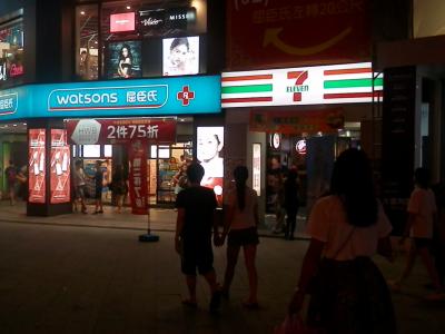 捷運西門駅の６番出口前セブンイレブンを突っ切ると近道。