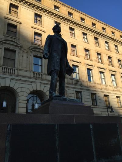 目の前にリンカーンの銅像