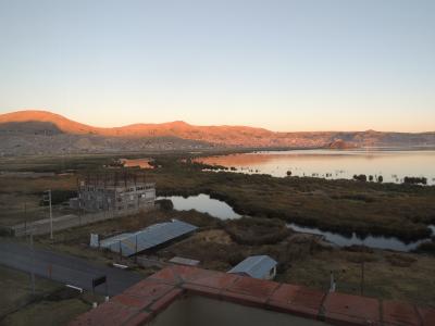 チチカカ湖を朝日が射しています。