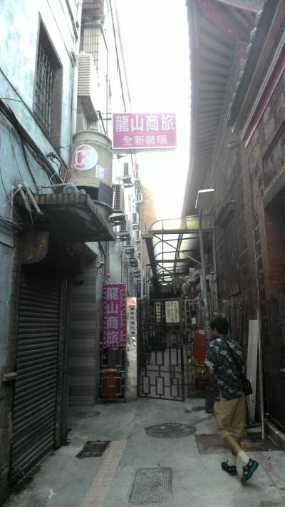 入口の写真です。右は龍山寺の壁です。