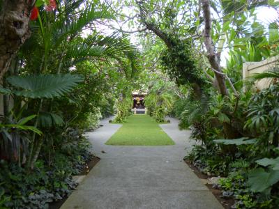 正面にレストラン、左右にヴィラ