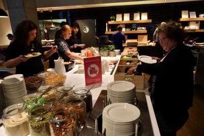 朝食ビュッフェの様子．