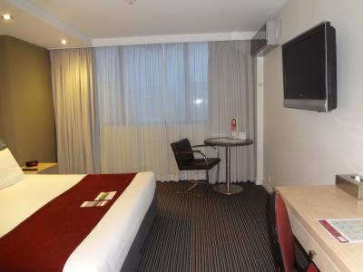 キングサイズのベッドも広々。部屋の広さも十分。