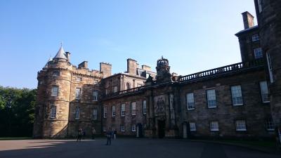 バッキンガム宮殿より、かなり質素な印象でした