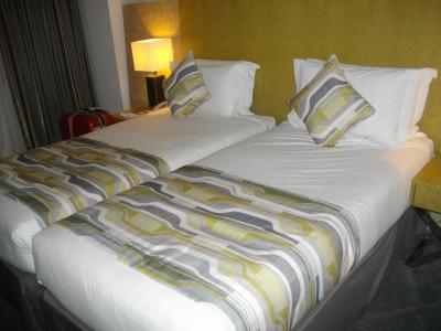 幅広の上等のベッドで車付きなので簡単に移動できます。