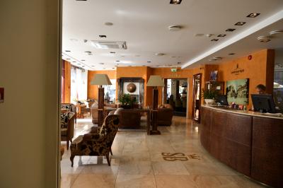 ホテルフロントおよびロビー．