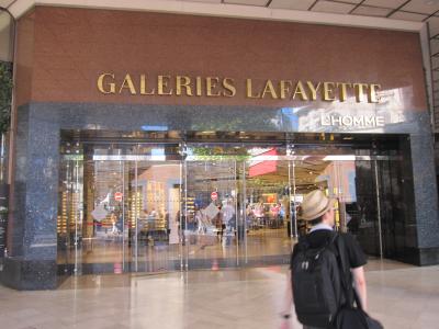 真裏にデパートがあって大変便利！！