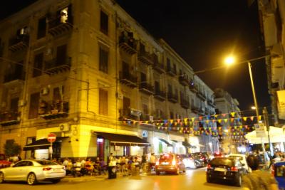 近くのイシドーロラルミア通りは遅くまで賑わっている飲食街