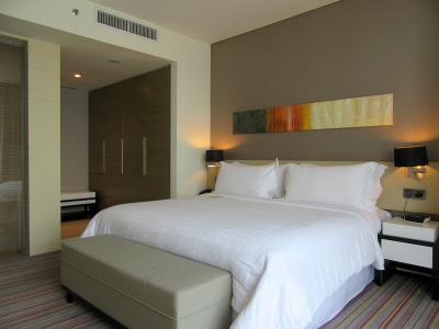 ベッドルームは大きめクローゼットもあって長期滞在にも便利です