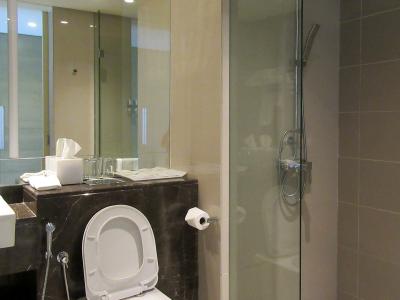 バスルームは、客室に比べるとかなり手狭なサイズです