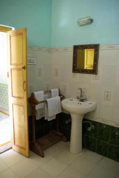 洗面台が狭いので、ちょっと不便。清潔感は○。アメニティなし。