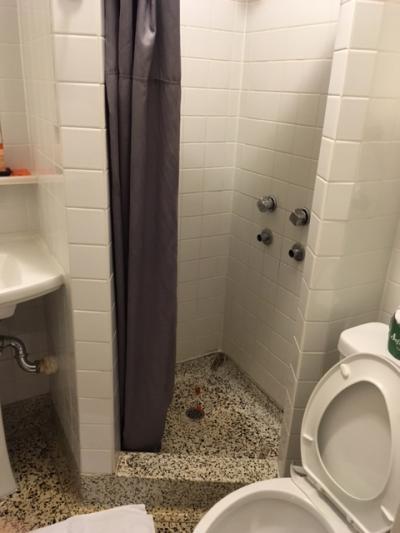 シャワールームは狭い
