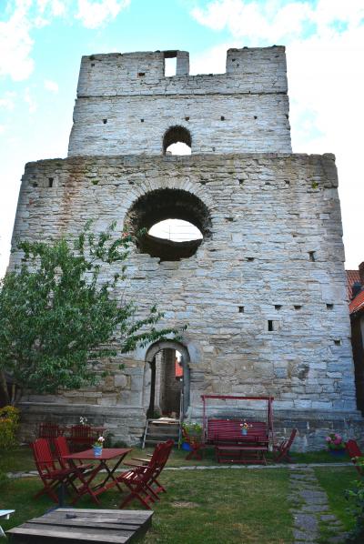 中庭からセントクレメンス教会廃墟に続く。
