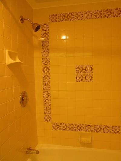 シャワーは壁固定式です。
