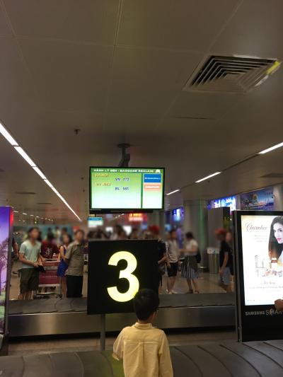 国内線の到着ロビーはとても小さいです