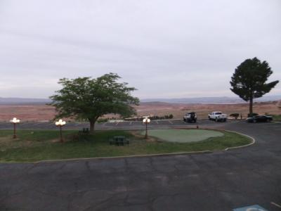 ホテル前から　右方向がレイクパウエル