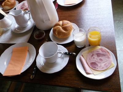 パンとチーズ・ハムの朝ごはん。コーヒーはポットごと運ばれまし