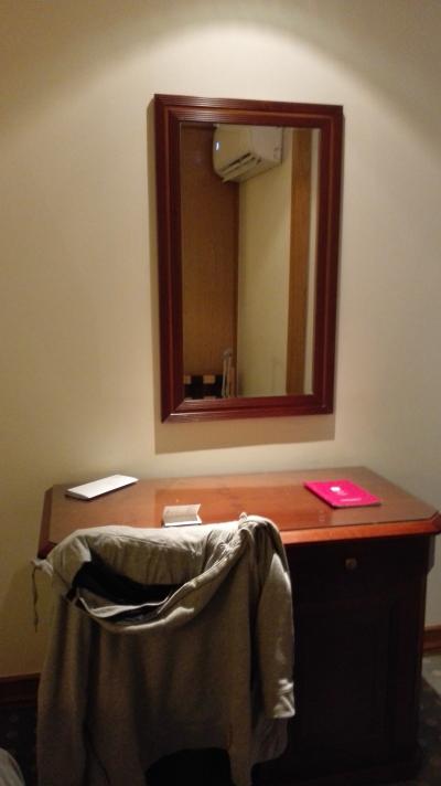 小さいけれどデスクとミラー