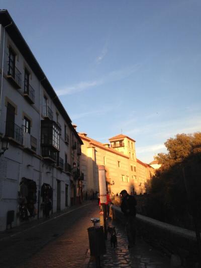 昼間は人が少ないが、夜になると人が沢山