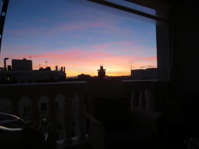 夜11時、クラブルームからスペインの街の夕日を眺めながら