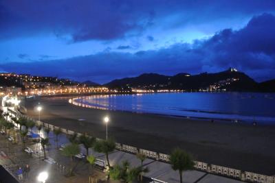 夜の部屋からのコンチャ湾