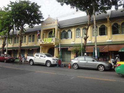 Tha Tien船着き場隣の乾物市場（黄色建物）の角を右折