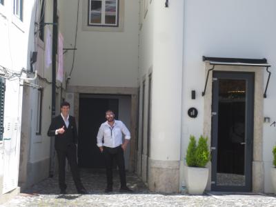 小さなエントランスですがガードマンのお兄さんカッコいい