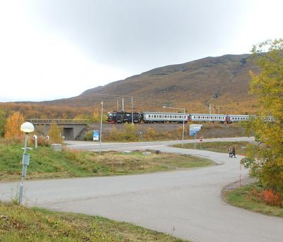 すぐ近くを通るノールランストーグ鉄道。左はキルナ方面。