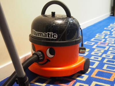 館内のお掃除は、キュートな掃除機「ヘンリーくん」が活躍中。
