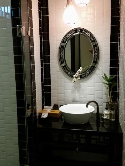 洗面の鏡がアンティーク風です。