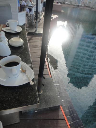 プールサイドで朝食