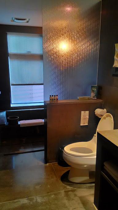 湯船の蛇口は湯・水・温泉の3種類ある。温泉だとかなりの高熱