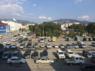 3F、駅前広場から山（スキー場）まで一望できる