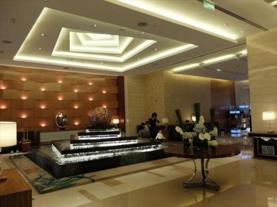 ホテル・ロビーの様子。ちょっと重苦しいインテリア。