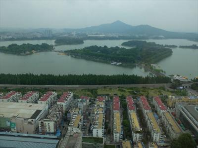 スイートの寝室は角部屋で、市街地や玄武湖公園の眺めよし。