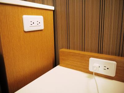 コンセントが超いっぱいあります！すっごい便利。日本と同じ型