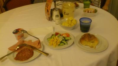 種類が多く大満足。生野菜のサラダもあります。