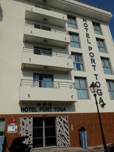 ホテル外観。ビジネス・ホテル風ですが、新しい設備で安心。