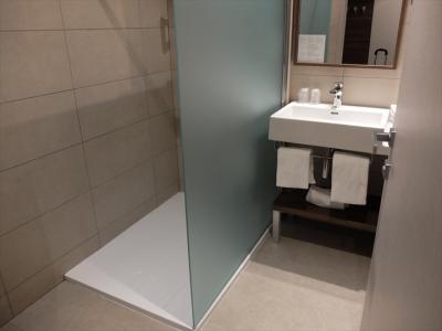 シンプル・モダンな浴室。浴槽は無し。