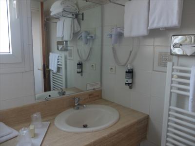 シンプルですが、お値段の割にいい感じの浴室。浴槽あり。