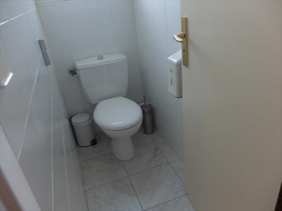 トイレは、浴室とは別個のスペースに設置されてました。