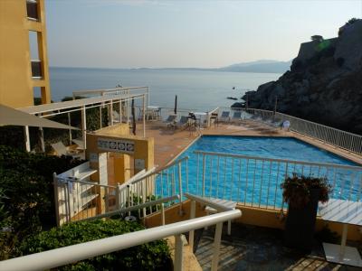 泳がない人でも、プールサイドでくつろぎましょう。