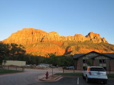 駐車場の向こうにウォッチマン