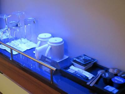 カップやティーバックのお茶。なぜかブルーのライトが。