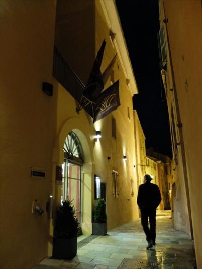 夜に見たホテル玄関。シタデル内の小路にあります。